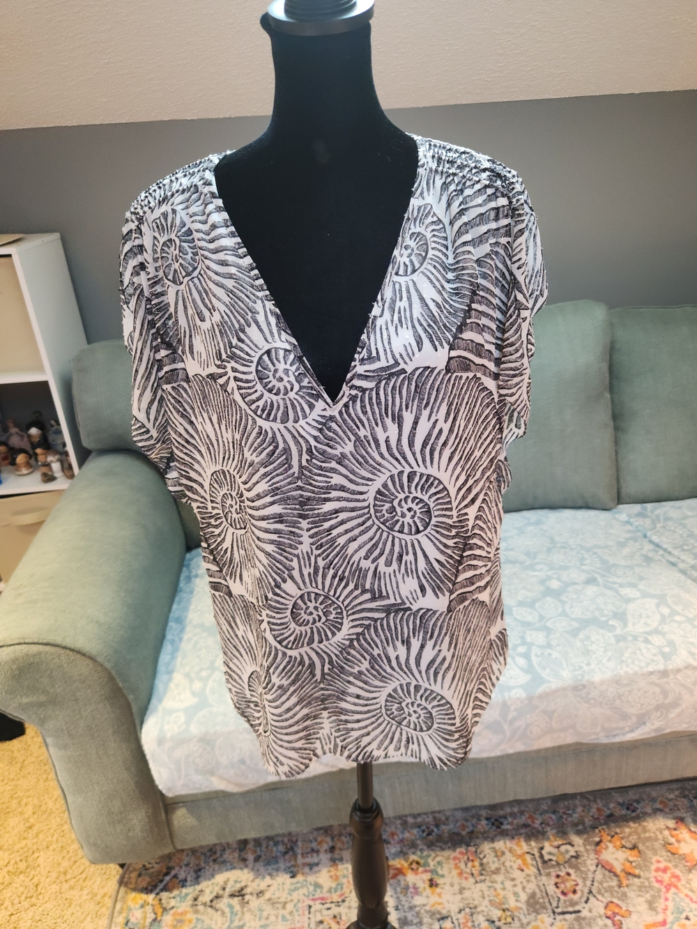 White House Black Market Black & White V-Neck Shell Print Blouse Medium